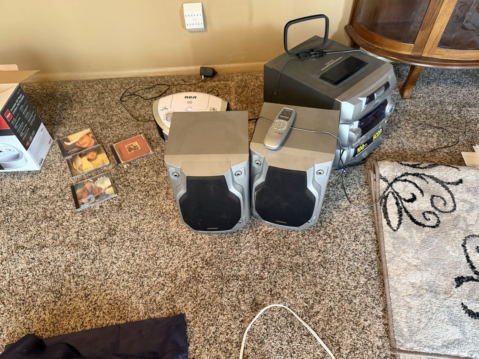 Audiovox Shelf Stereo System with Speakers and Remote