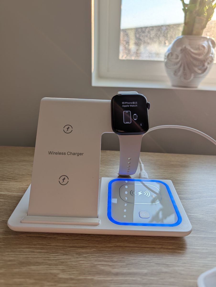 Apple Watch SE 44mm Space Gray 32GB with charging dock