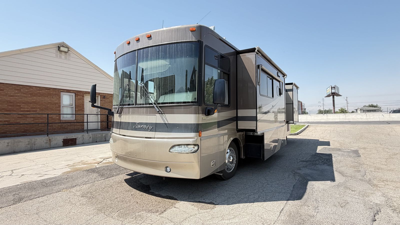 2005 Winnebago Journey 34H Pusher with 2 slides