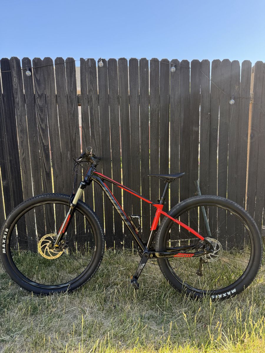 Giant Fathom 2023 29er Hardtail Mountain Bike - Red/Black, Excellent Condition 2023