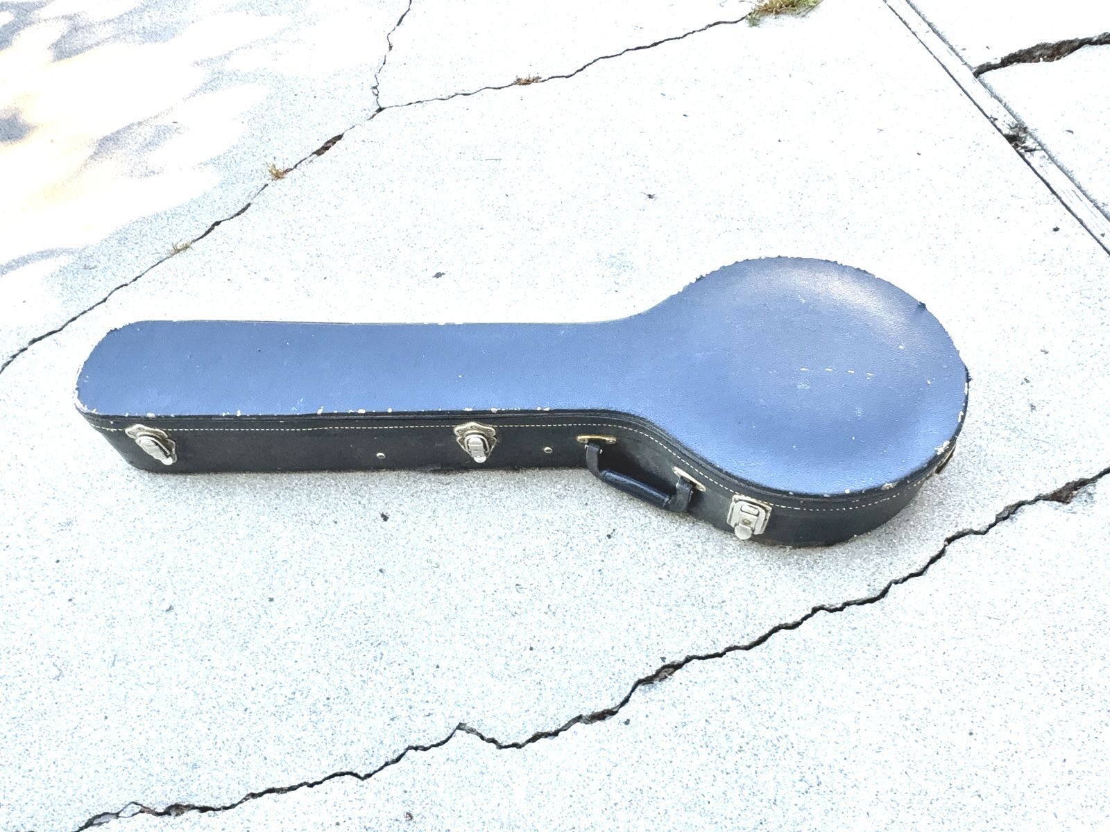 Vintage banjo hardshell case- wood core. Designed for open back banjos (not resonator banjos)