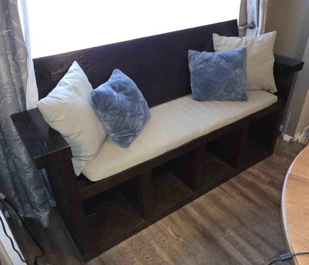 Bench w/Cushion & Pillows