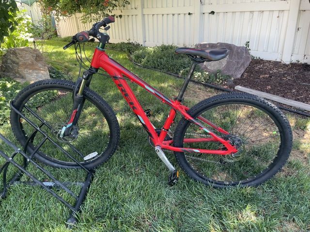 Trek Marlin 5 Mountain Bike 27.5" Tires S/M Frame New Components
