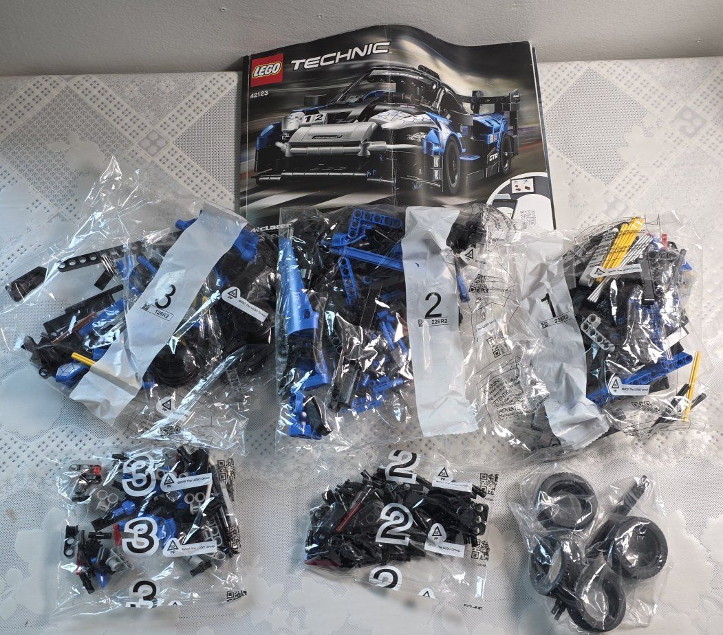 LEGO Technic McLaren Senna GTR Set 42123 Complete with Manual Unbuilt