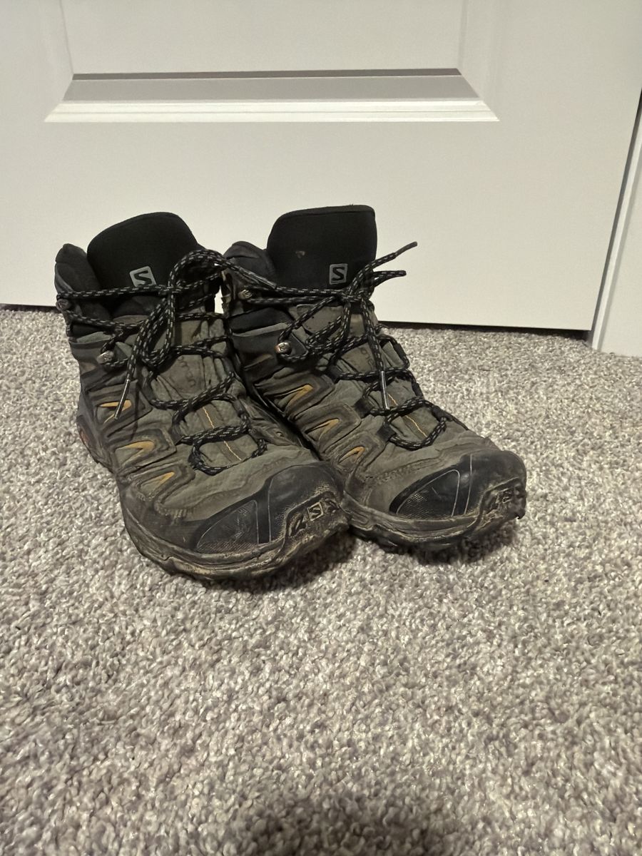 Salomon Hiking Boots Size 10.5