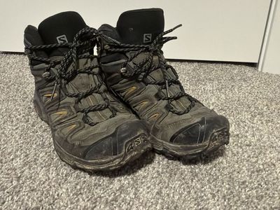 Salomon Hiking Boots Size 10.5