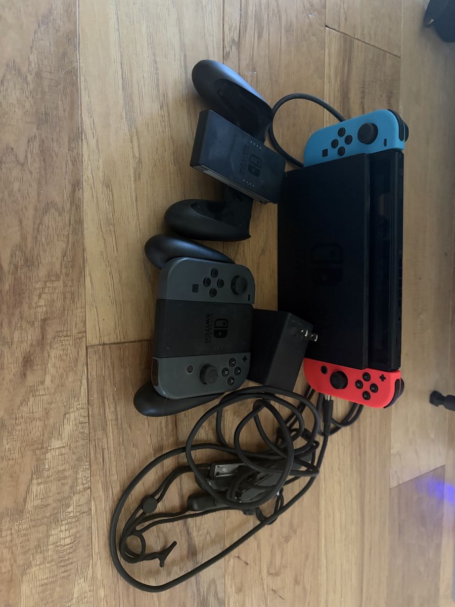 Nintendo Switch/Dock + 4 Joycons
