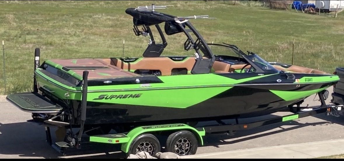 Supreme S238 Wakeboard Boat - Green & Black, Great Condition 407 hours