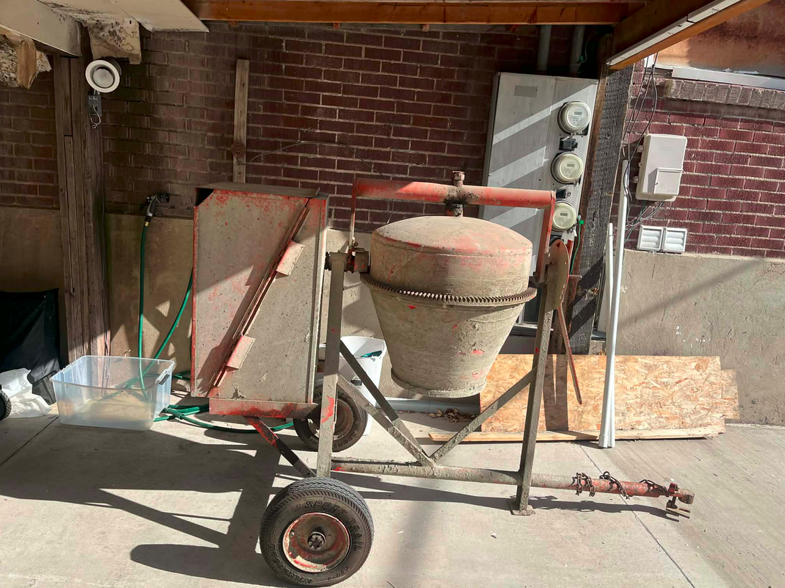 Mezcladora de cemento CANOGA en excelente condición.