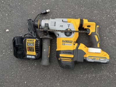 20V MAX XR Cordless Brushless 1-1/8 in. SDS Plus L-Shape Rotary Hammer with battery and charger