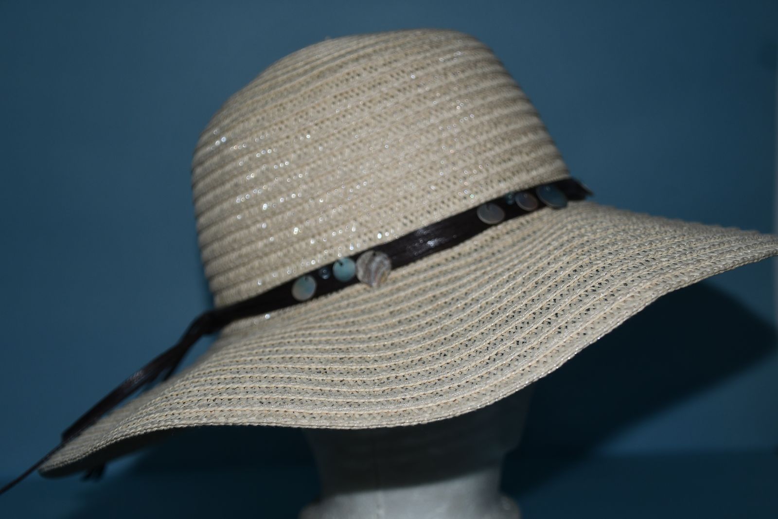 CUTE SUN HAT ~ CREAM ~ ONE SIZE ~ DECORATIVE BAND ~ LIGHTWEIGHT ~ BRIM LENGTH 4" ~ CLEAN!