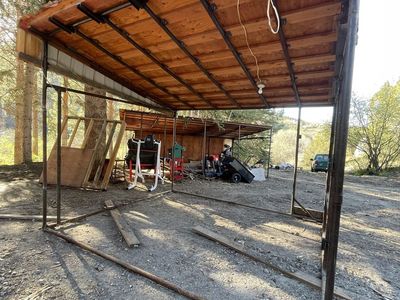 Metal drill pipe shed loafing shed