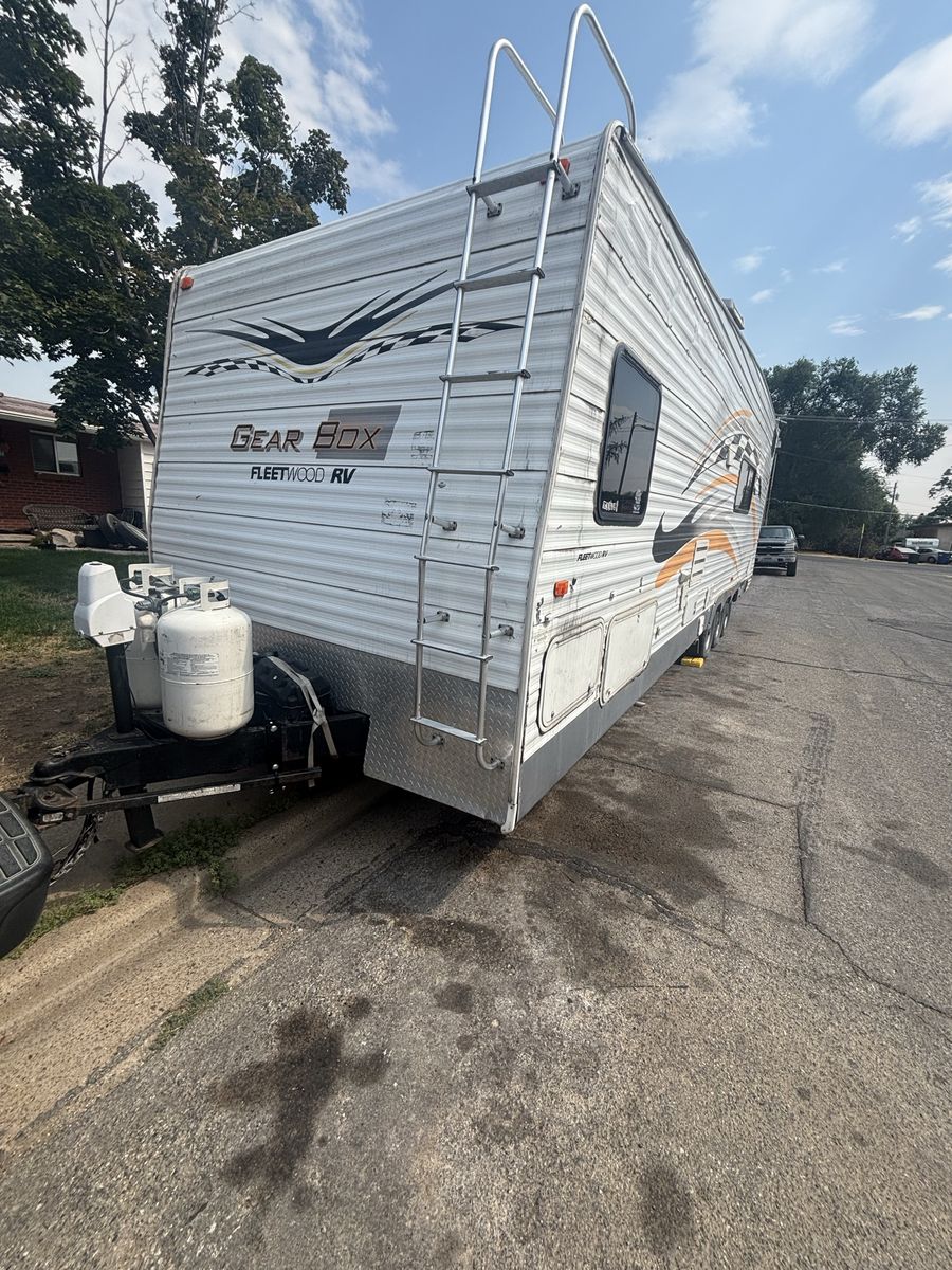 2004 30’ gearbox toy hauler