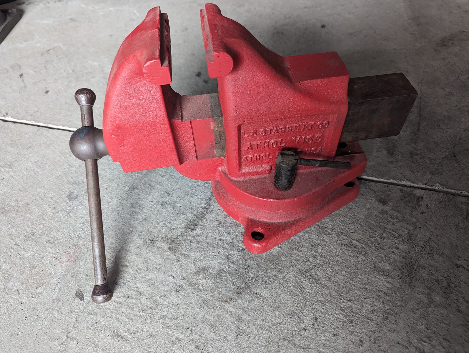 Starrett Co. Athol Vise No. 924 Heavy Duty Bench Vise Red Industrial Tool