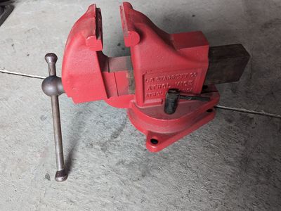 Starrett Co. Athol Vise No. 924 Heavy Duty Bench Vise Red Industrial Tool