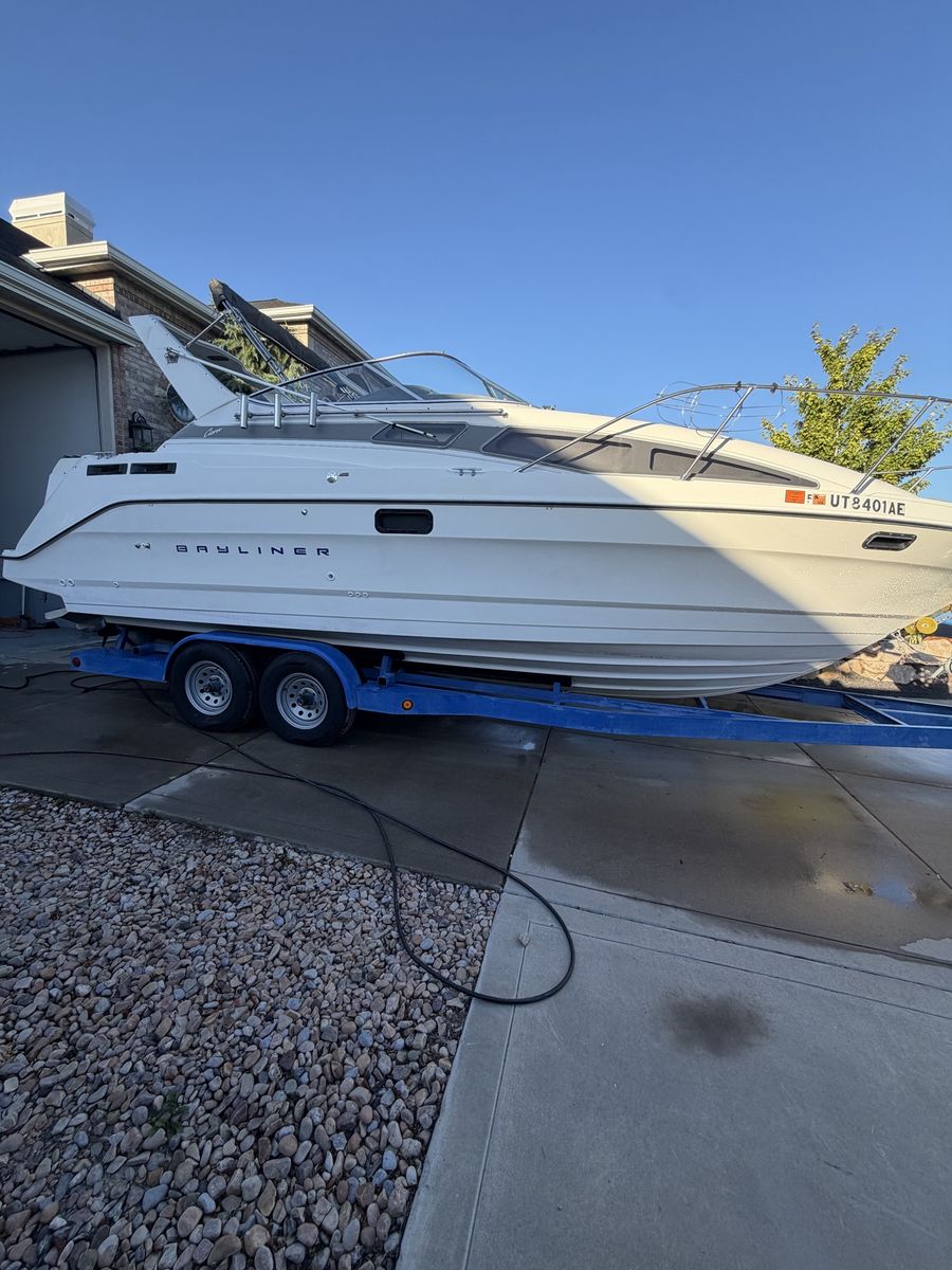 Bayliner 2855 Cabin Cruiser w/ 7.4L Bravo Two, Trolling Motor, Downriggers, Fish Finder, Trailer