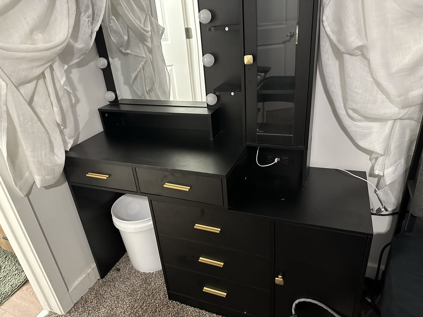 Makeup vanity