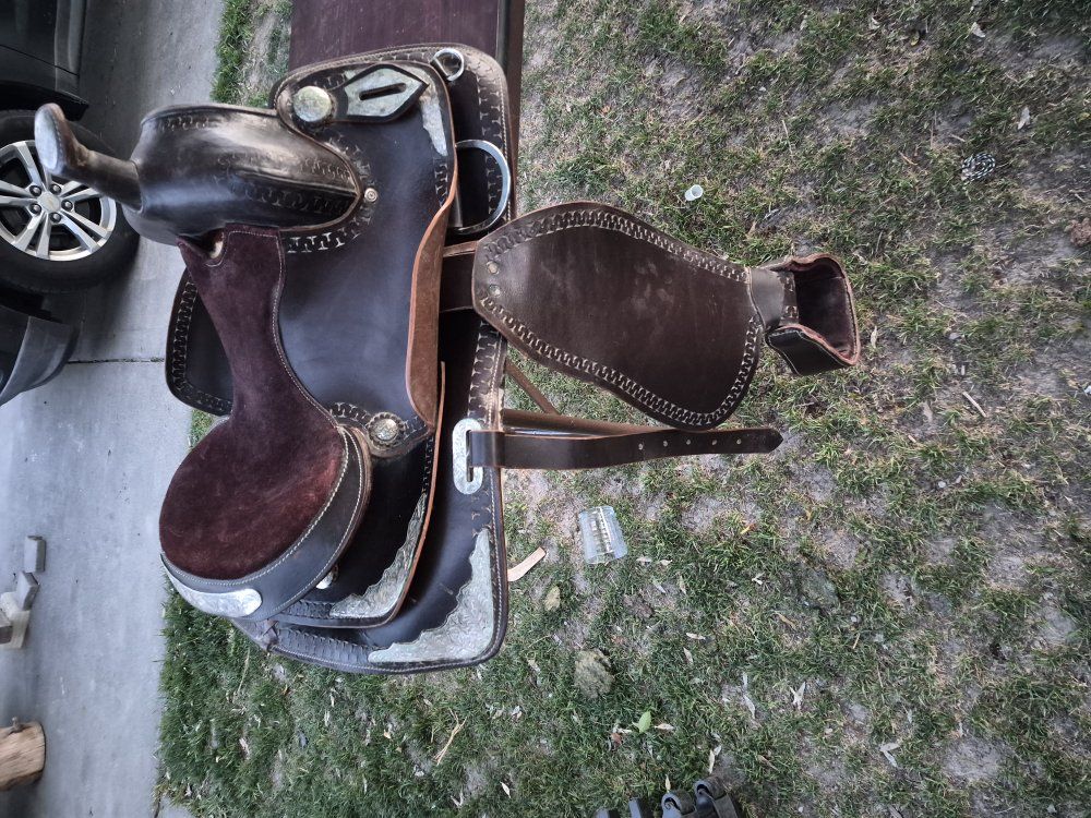 Western Leather Treeless Saddle,