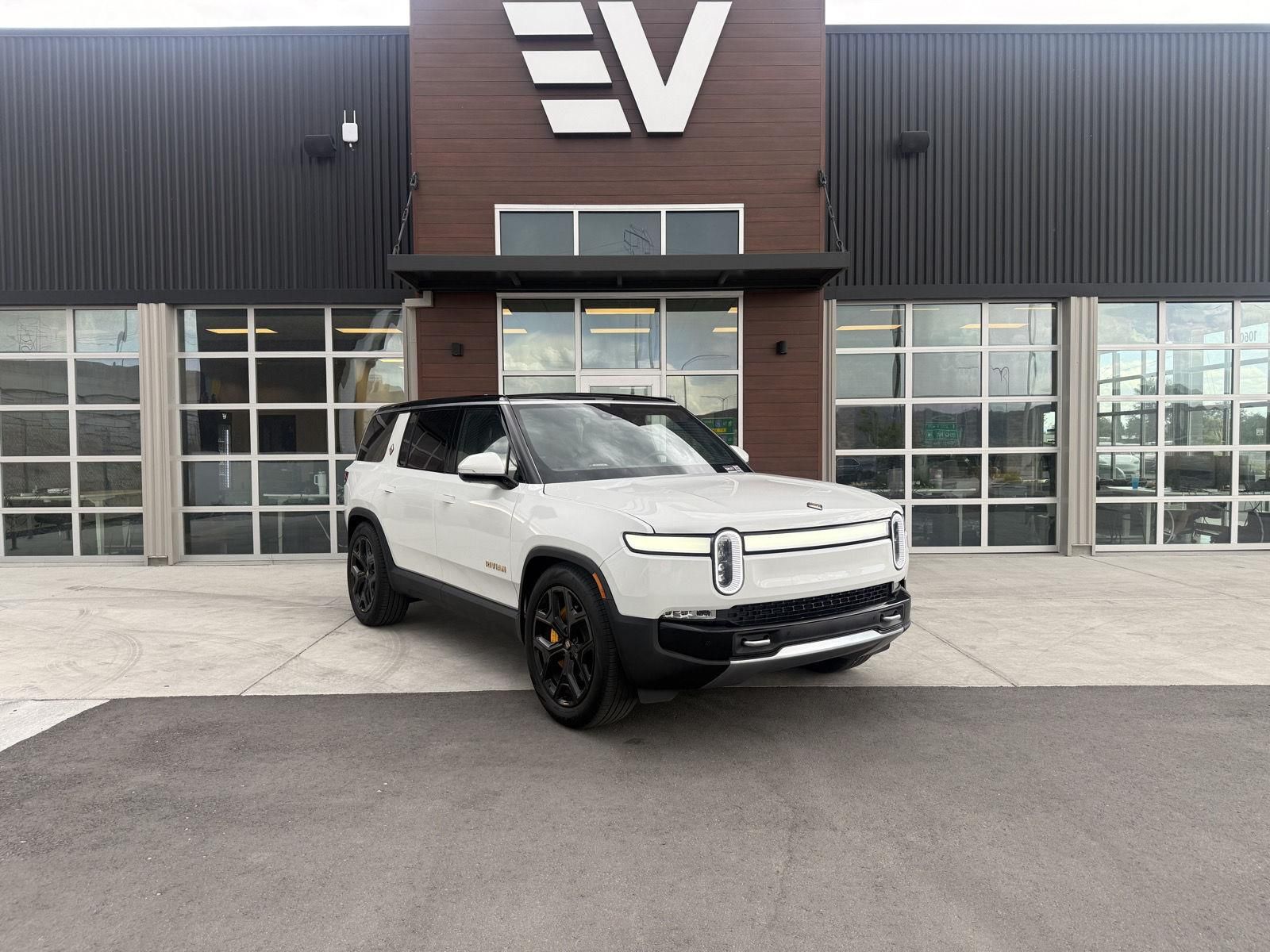 2023 Rivian R1S Adventure