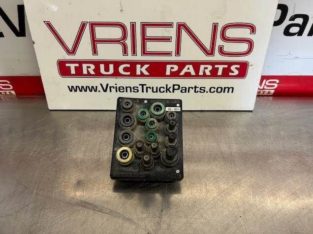 Peterbilt Manifold-Firewall Junction Block for Kenworth, Part # G58-6028