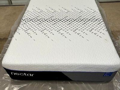 Nectar Luxe Hybrid, Queen, Like New, Perfect Condition