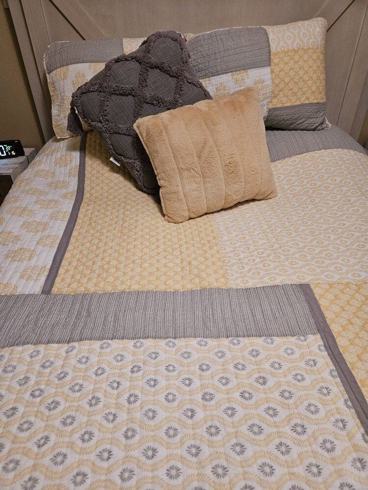 Queen bedspread with decorative pillows