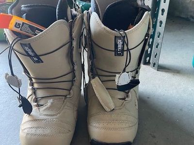 Burton Emerald Snowboard Boots: Size 9