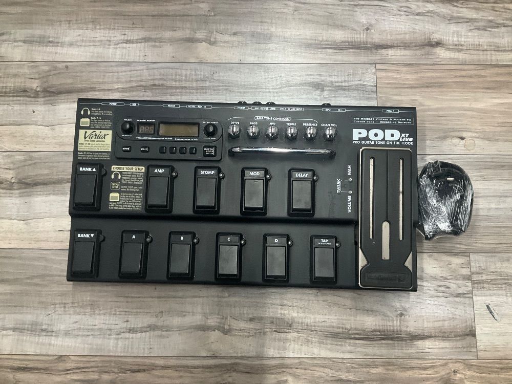 LINE 6 POD XT LIVE MULTI EFFECTS PROCESSOR