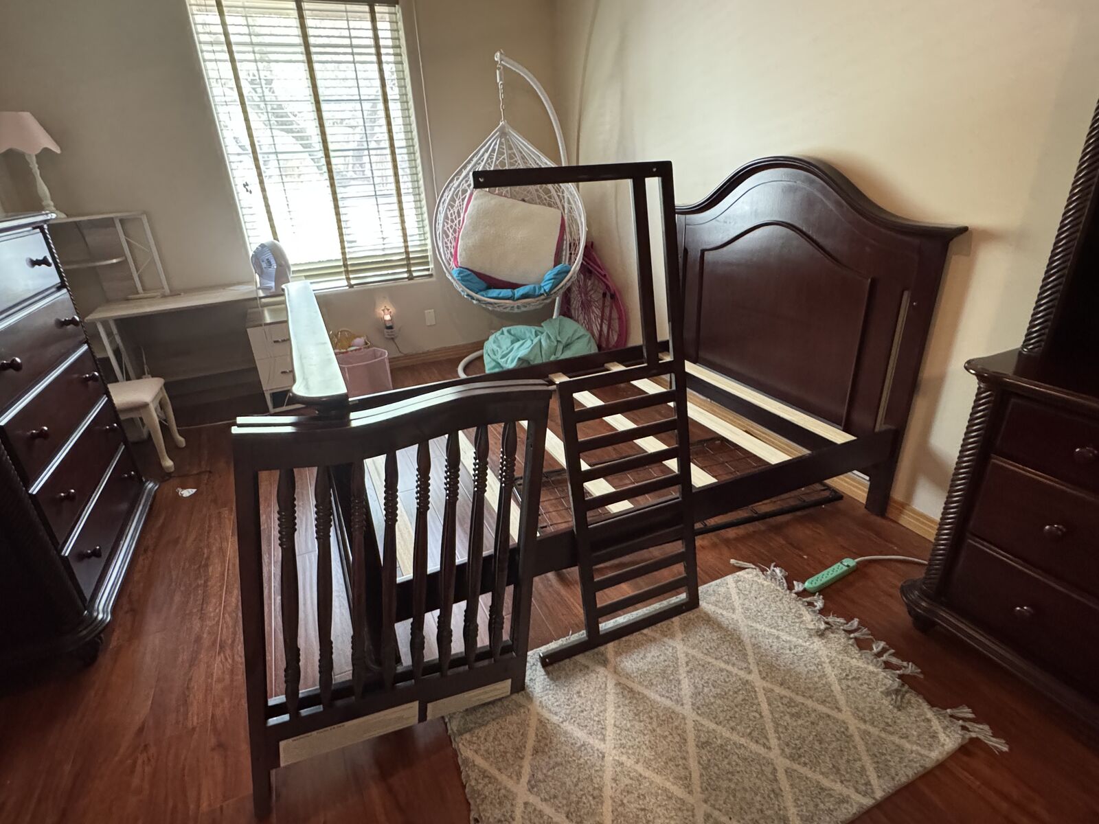 Kids Bedroom set that transforms from crib/toddler/full bed