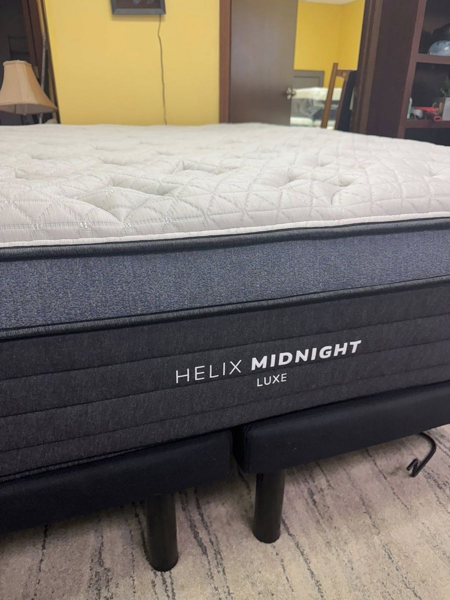 Helix Luxe Midnight, King, Excellent Condition!! Like New, with Glacio Tex Cooling