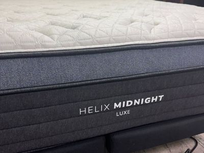 Helix Luxe Midnight, King, Excellent Condition!! Like New, with Glacio Tex Cooling
