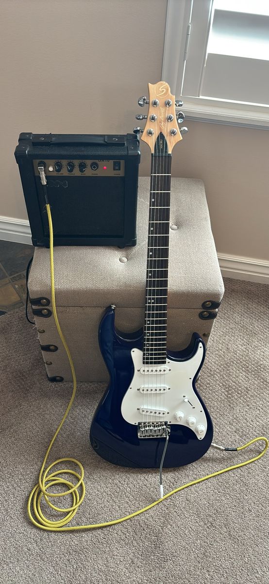 Strat Style Guitar w/Amp