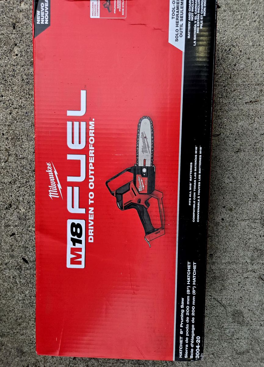 Powerful Milwaukee Chainsaw + FREE Extra Chain – Ready to Rip Through Anything