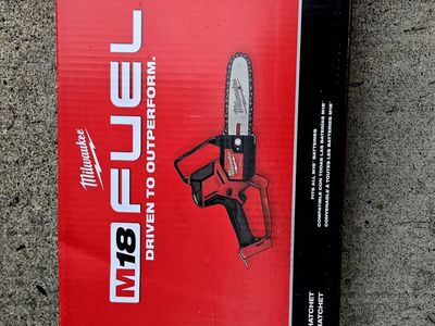 Powerful Milwaukee Chainsaw + FREE Extra Chain – Ready to Rip Through Anything