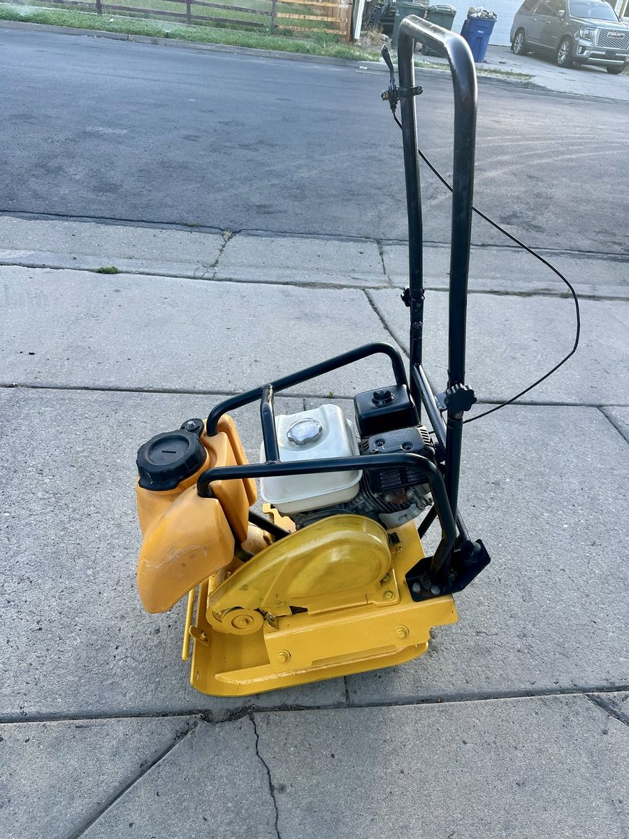 Vibratory Plate Compactor – 6.5 HP OHV Gas Engine