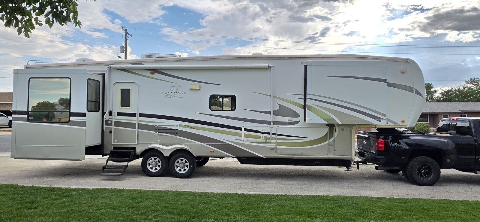 2009 Heartland Landmark Oakmont 39' Luxury 5th Wheel | 5 Slides | Clean Title