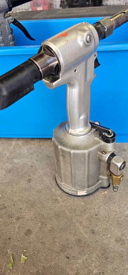 Huck 2025 1668E Rivet Gun w/ 3 nose piece