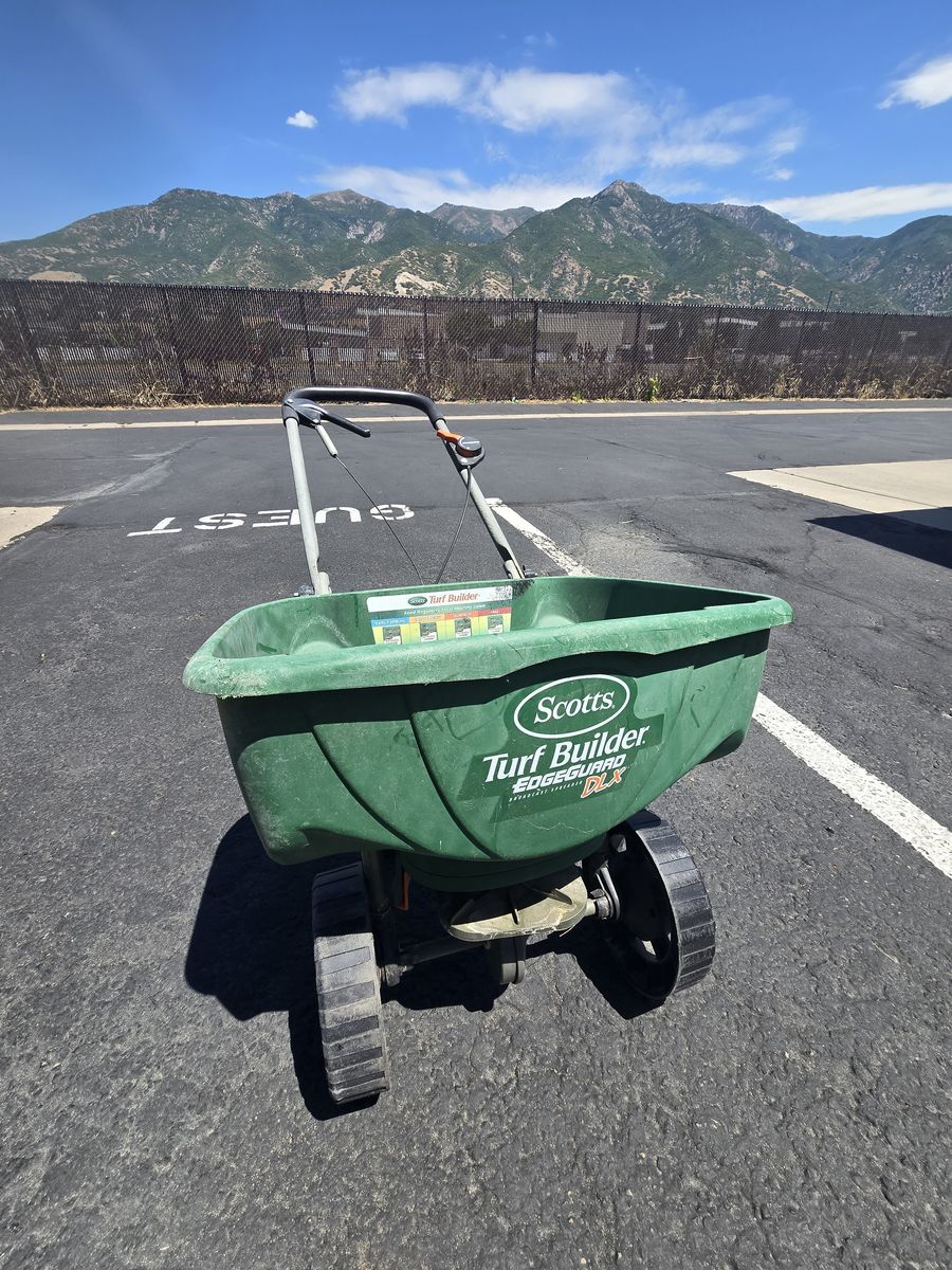 Scotts Edge Guard DLX fertilizer spreader