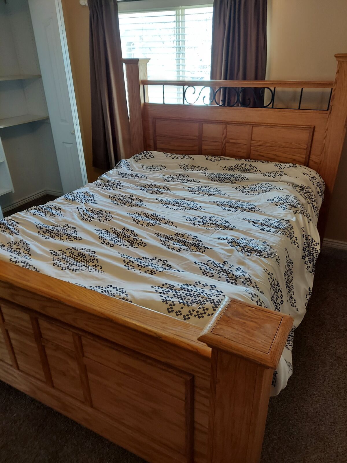 Queen solid frame 4 post bed