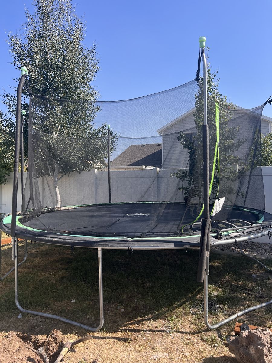 Free trampoline with net