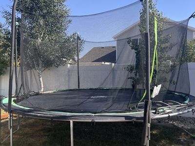 Free trampoline with net