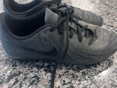 Nike Soccer Cleats – Boys Size 5 ️