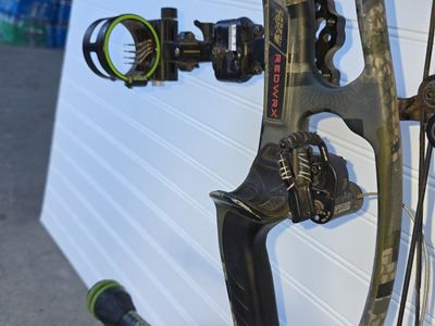 Hoyt Carbon RX-3 Ultra, RH 65 lbs LOADED