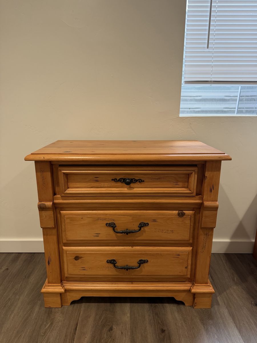 Rustic Solid Wood 3-Drawer Nightstand with Distressed Finish