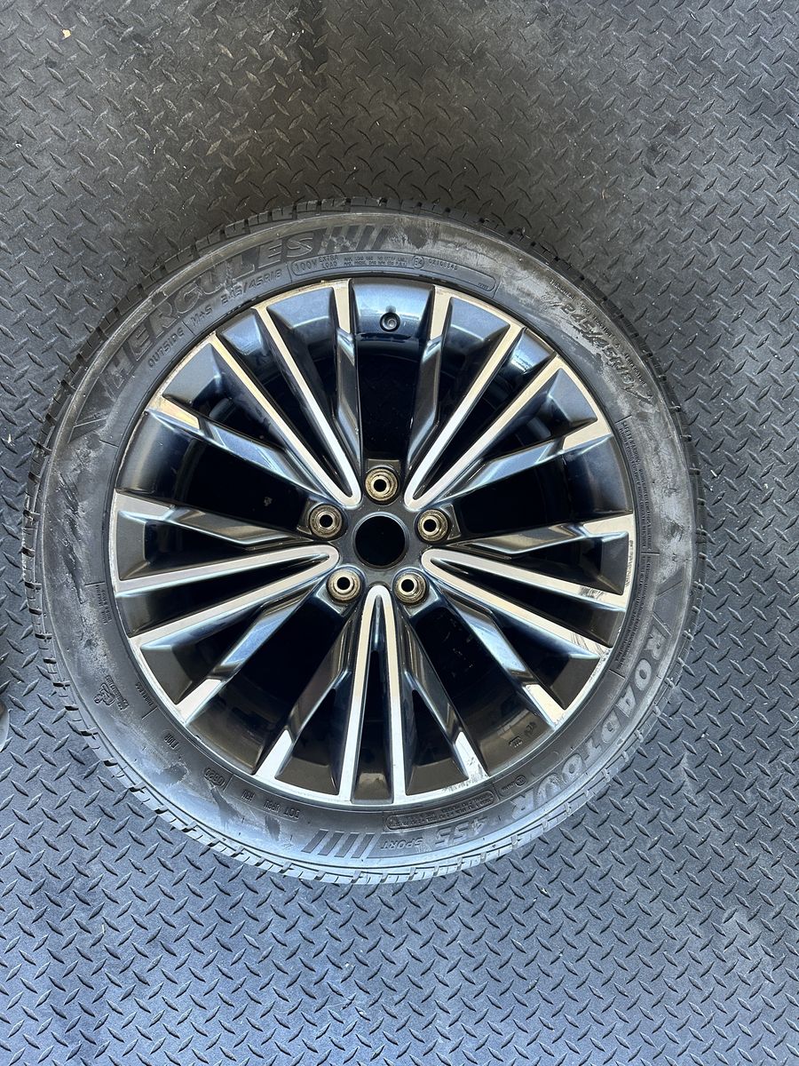 (1) Hercules Roadtour 455 Sport 245/45R18 Tire with Rim