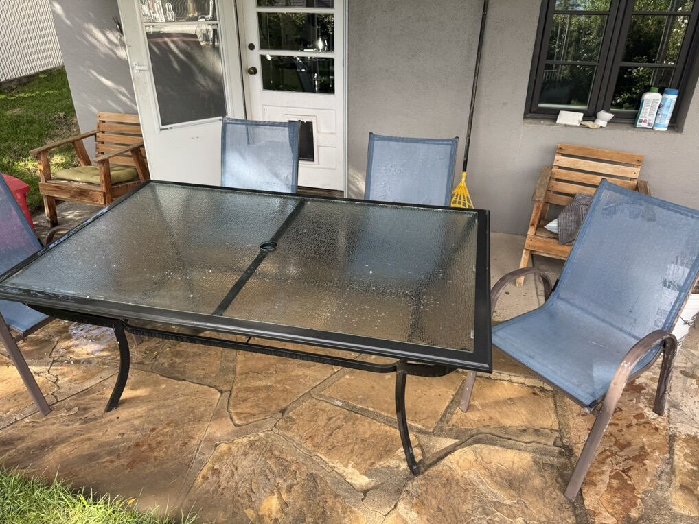 Outdoor Dining Table And Chairs