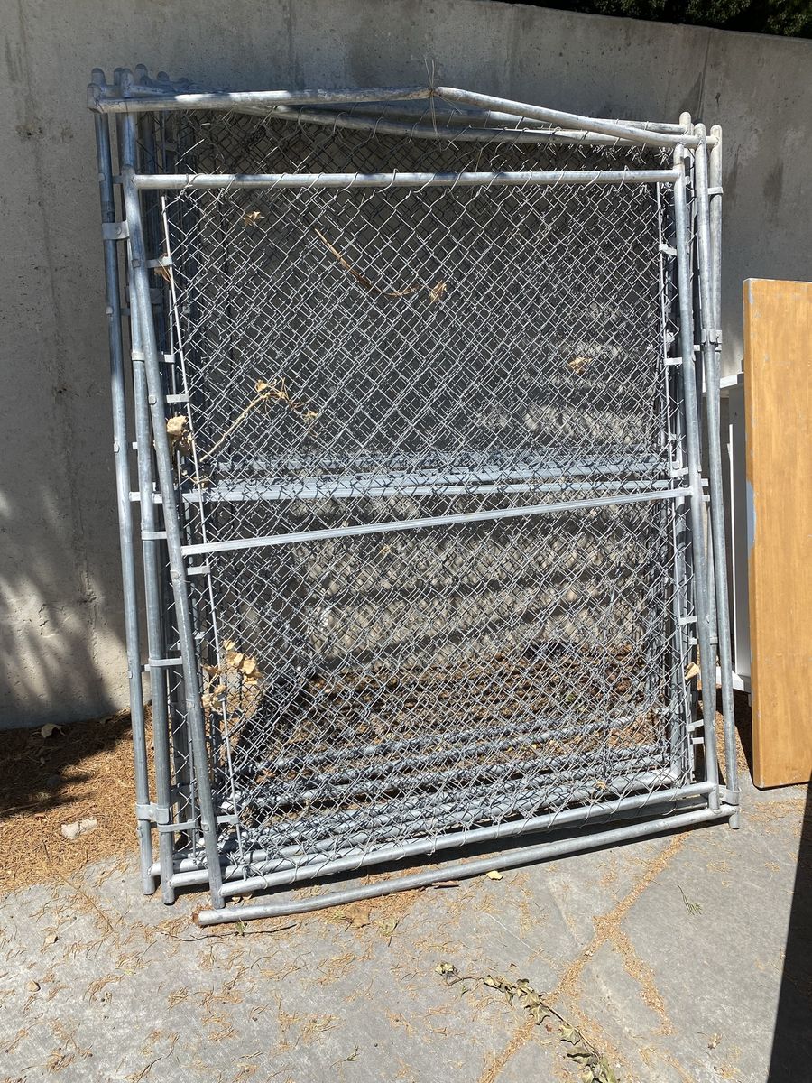 Chain Link Dog Fence / Garden Enclosure / Chemical Cage.  8 panels 4’ x 6’.  Used.