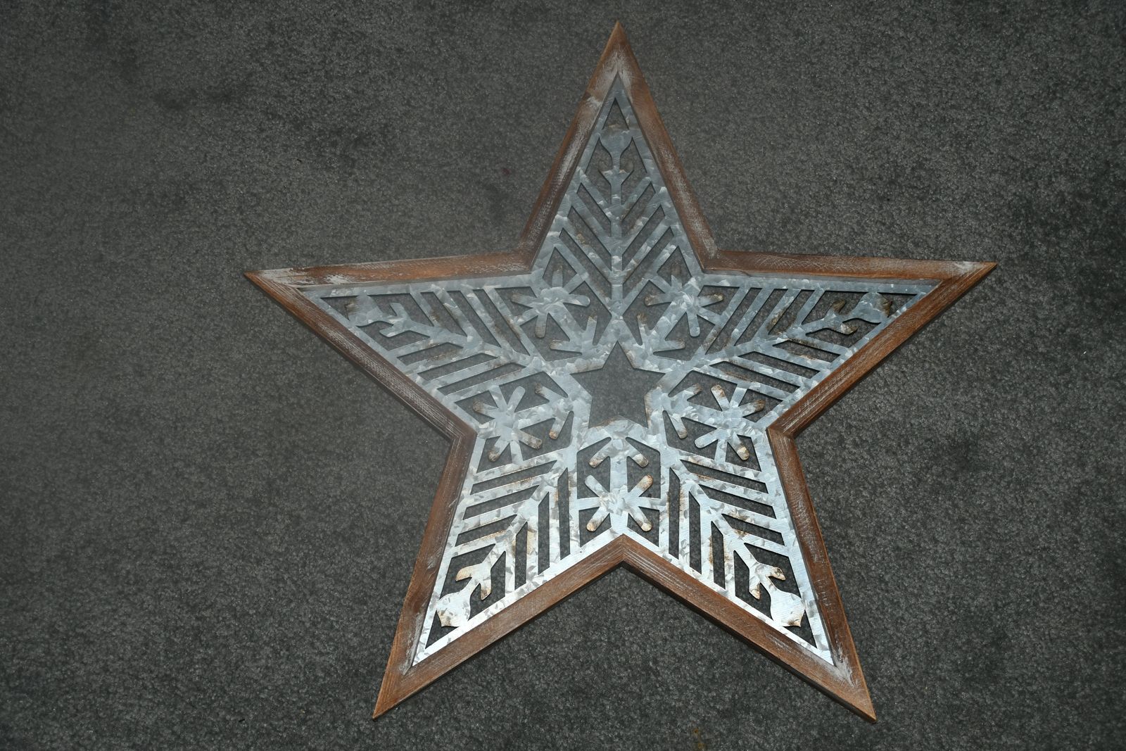 LARGE GALVANIZED METAL & WOOD STAR ~ 18" x 18" ~ SNOWFLAKE PATTERN ~ HANGER ~ CHRISTMAS ~ WINTER