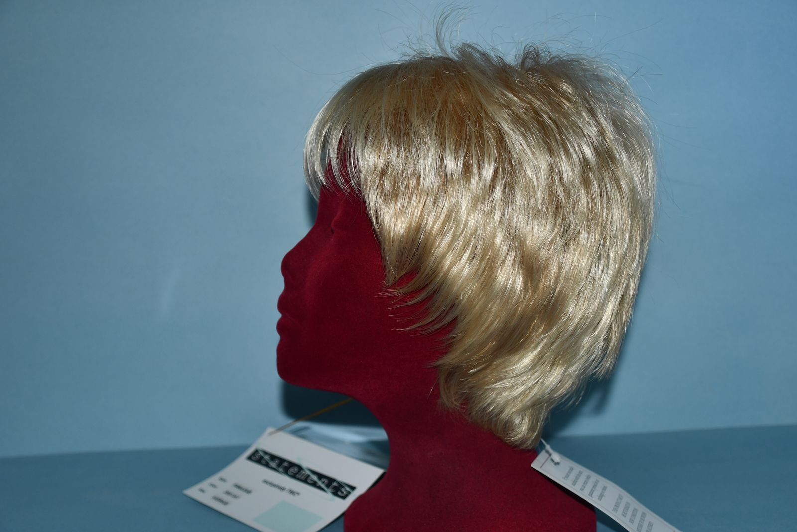 NWT WOMEN'S WIG ~ STYLE "FABULOUS" ~ COLOR 26/613AT ~ SIZE AVERAGE ~ ADJUSTABLE ~ BLOND ~ CUTE!