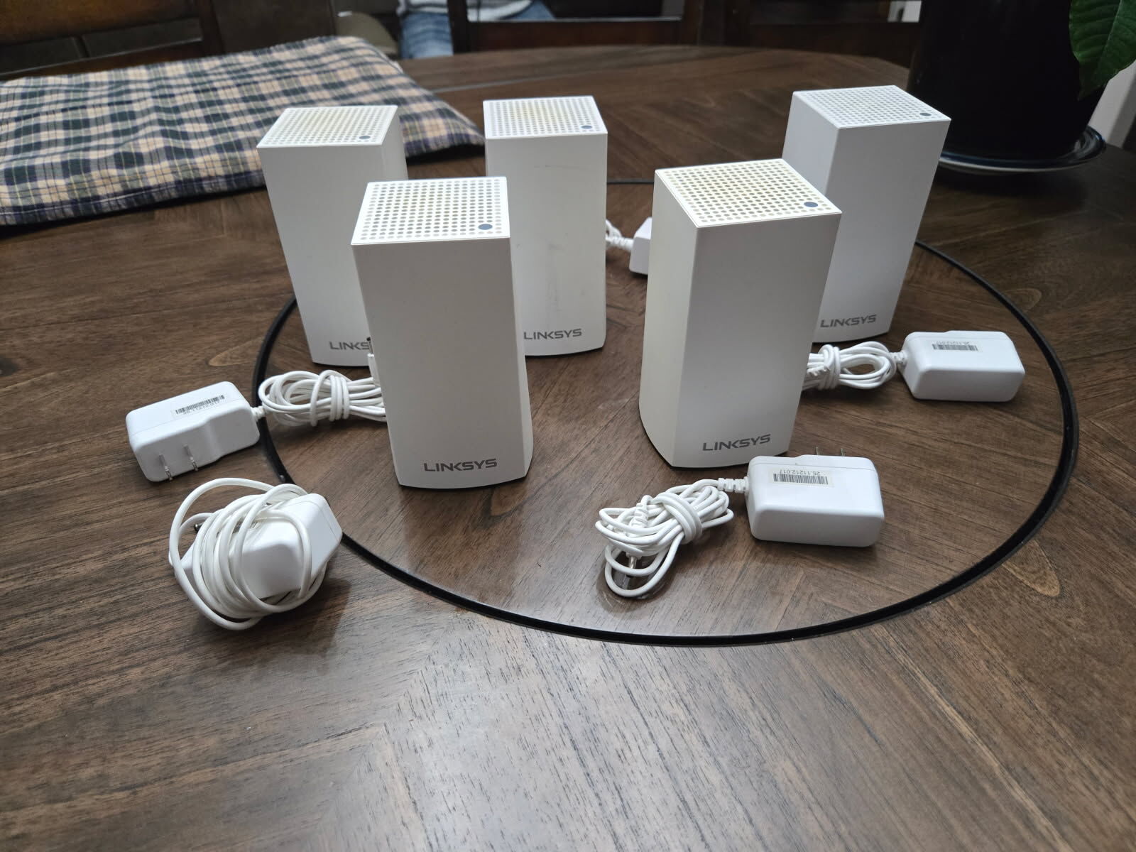 Five Linksys VLP01 dual-band Mesh routers